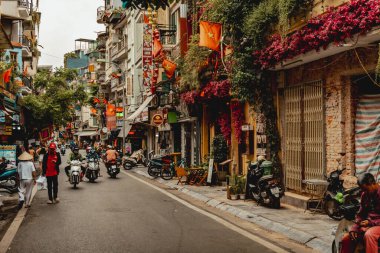 Hanoi 'de motosiklet trafiği olan bir sokak sahnesi.