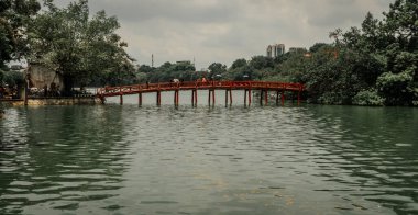 Hoan Kiem Gölü ve Hanoi Vietnam 'daki Sabah Güneş Işığı Köprüsü.