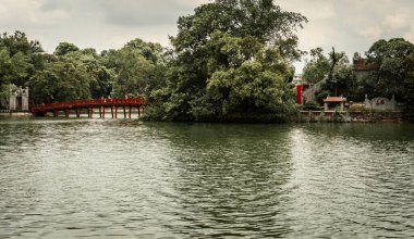 Hoan Kiem Gölü ve Hanoi Vietnam 'daki Sabah Güneş Işığı Köprüsü.