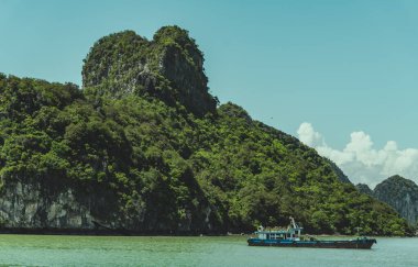 Vietnam 'daki Tonkin Körfezi' nde Halong Körfezi 'nin Doğa Manzarası