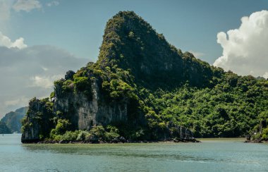 Vietnam 'daki Tonkin Körfezi' nde Halong Körfezi 'nin Doğa Manzarası