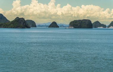 Vietnam 'daki Tonkin Körfezi' nde Halong Körfezi 'nin Doğa Manzarası