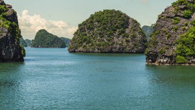 Vietnam 'daki Tonkin Körfezi' nde Halong Körfezi 'nin Doğa Manzarası