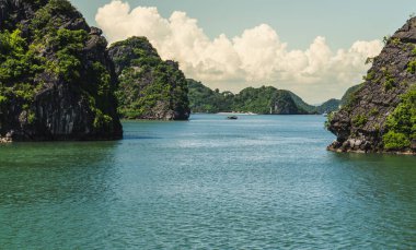 Vietnam 'daki Tonkin Körfezi' nde Halong Körfezi 'nin Doğa Manzarası