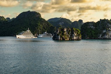Vietnam 'daki Tonkin Körfezi' nde Halong Körfezi 'nin Doğa Manzarası