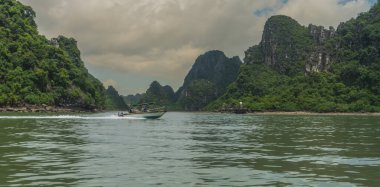 Vietnam 'daki Tonkin Körfezi' nde Halong Körfezi 'nin Doğa Manzarası