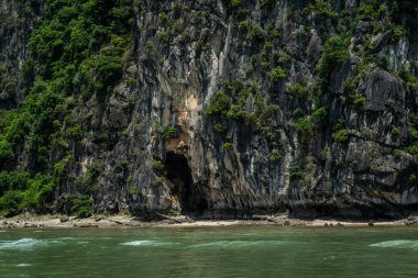 Vietnam 'daki Tonkin Körfezi' nde Halong Körfezi 'nin Doğa Manzarası
