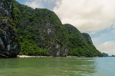 Vietnam 'daki Tonkin Körfezi' nde Halong Körfezi 'nin Doğa Manzarası