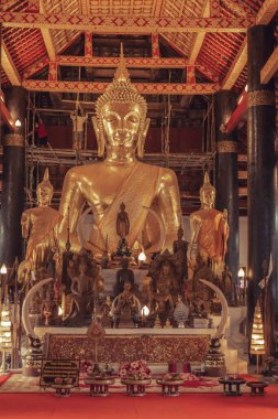 Wat Wisunarat 'ın içindeki Buda heykeli Laos' taki Budist tapınağı.