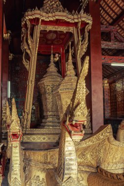 Luang Prabang yarımadasındaki Budist tapınağındaki Wat Xieng tangasında Naga gemisi.