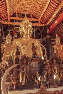 Wat Wisunarat 'ın içindeki Buda heykeli Laos' taki Budist tapınağı.