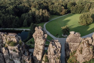 Dış taşların insansız hava aracı görüntüsü Teutoburg Ormanı 'nda bir kumtaşı oluşumu.