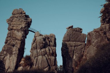 Dış taşların insansız hava aracı görüntüsü Teutoburg Ormanı 'nda bir kumtaşı oluşumu.