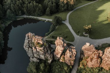 Teutoburg Ormanı 'ndaki kum taşı oluşumunun insansız hava aracı görüntüsü