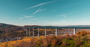 Moselblick bakış açısı Zeltingen Rachtig Yüksek Moselle Köprüsü
