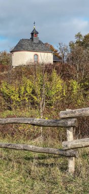 Mater Dolorosa Şapeli, Almanya 'nın Güney Weinstrasse bölgesinde, Rhineland' da Kleine Kalmit 'in zirvesinde.