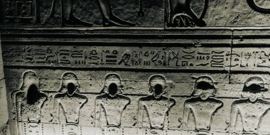 Mısır 'daki gece aydınlatmalı Kom Ombo tapınağının detaylı görüntüsü