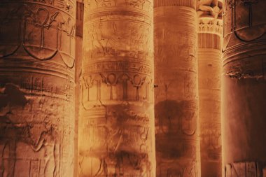 Mısır 'daki gece aydınlatmalı Kom Ombo tapınağının detaylı görüntüsü