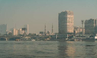 Kahire 'nin ufuk çizgisi sisli dumanla kaplı, Nil' deki gemiden manzara