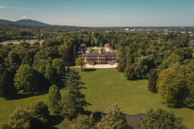 Favori Saray 'ın insansız hava aracı görüntüsü ve baharda Baden Wuerttemberg Almanya' sında park