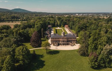 Favori Saray 'ın insansız hava aracı görüntüsü ve baharda Baden Wuerttemberg Almanya' sında park