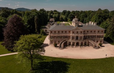 Favori Saray 'ın insansız hava aracı görüntüsü ve baharda Baden Wuerttemberg Almanya' sında park