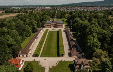 Favori Saray 'ın insansız hava aracı görüntüsü ve baharda Baden Wuerttemberg Almanya' sında park