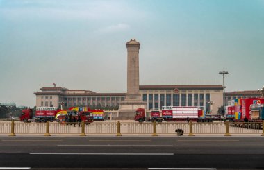 Büyük Halk Salonu, ön planda Halkın Kahramanları Anıtı.