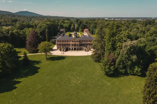 Favori Saray 'ın insansız hava aracı görüntüsü ve baharda Baden Wuerttemberg Almanya' sında park