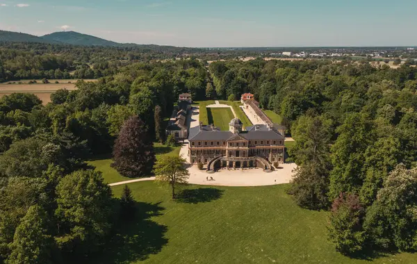 Favori Saray 'ın insansız hava aracı görüntüsü ve baharda Baden Wuerttemberg Almanya' sında park