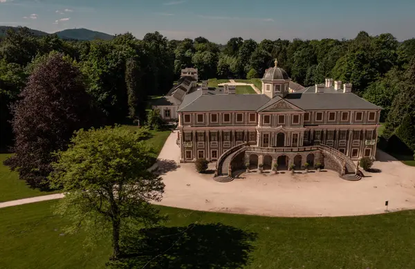 Favori Saray 'ın insansız hava aracı görüntüsü ve baharda Baden Wuerttemberg Almanya' sında park