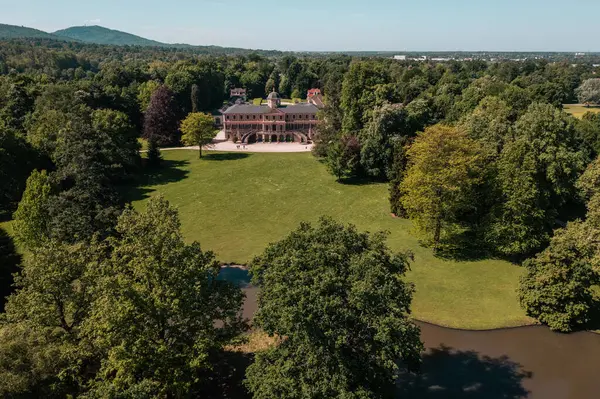Favori Saray 'ın insansız hava aracı görüntüsü ve baharda Baden Wuerttemberg Almanya' sında park