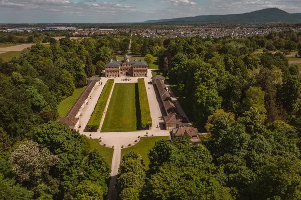 Favori Saray 'ın insansız hava aracı görüntüsü ve baharda Baden Wuerttemberg Almanya' sında park