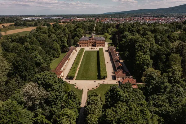 Favori Saray 'ın insansız hava aracı görüntüsü ve baharda Baden Wuerttemberg Almanya' sında park