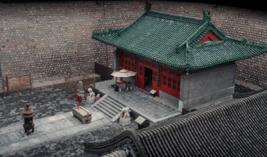 Juyongguan 'daki etkileyici binalar Pekin' deki Çin Seddi 'nin oradan geçiyor.