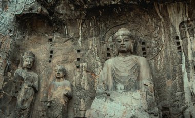 Henan Eyaleti 'ndeki Longmen mağaraları, Çin Budist taş oymaları.