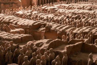 Terracotta Ordusu, Xi an yakınlarındaki ilk Çin İmparatoru Qin Shuhuangdi 'nin arkeolojik mezarı.,