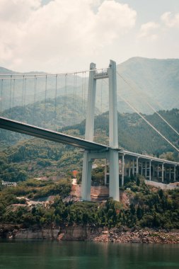 Çin Halk Cumhuriyeti 'nin Üç Boğaz bölgesindeki Yangtze Nehri manzarası