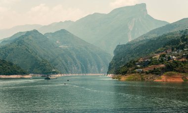Çin Halk Cumhuriyeti 'nin Üç Boğaz bölgesindeki Yangtze Nehri manzarası