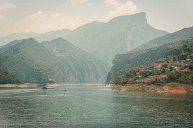 Çin Halk Cumhuriyeti 'nin Üç Boğaz bölgesindeki Yangtze Nehri manzarası