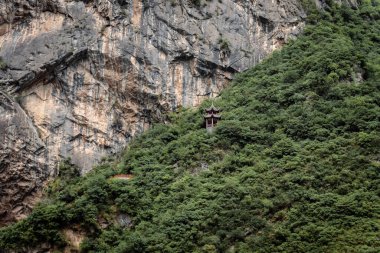 Çin Halk Cumhuriyeti 'nin Üç Boğaz bölgesindeki Yangtze Nehri' ndeki geçit duvarı.