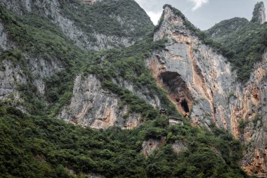 Çin Halk Cumhuriyeti 'nin Üç Boğaz bölgesindeki Yangtze Nehri' ndeki geçit duvarı.