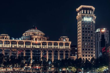 Çin, Şangay 'daki Bund siluetinin gece manzarası