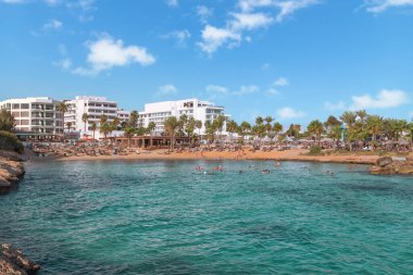 19 Eylül 2023. Adams Sahili 'nin ve Ayia Napa' daki Adams Oteli 'nin güzel panoramik manzarası. Kıbrıs. Akdeniz.