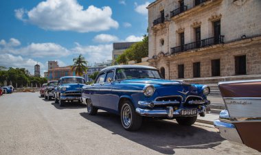 13 Şubat 2023 Havana Küba. Havana yolunda park etmiş eski Amerikan arabaları..