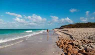 Turkuaz mavi Atlantik dalgaları ve Varadero sahilinde beyaz bulutlu mavi gökyüzü.