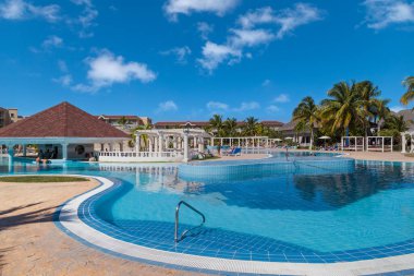 20 Şubat 2023. Iberostar Laguna Azul ünlü oteli ve Küba 'nın Varadero tatil köyü. Güzel ve lüks yüzme havuzlarının manzarası. İnsanlar dinleniyor ve tatillerinin tadını çıkarıyorlar..