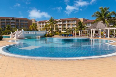 20 Şubat 2023. Iberostar Laguna Azul ünlü oteli ve Küba 'nın Varadero tatil köyü. Güzel ve lüks yüzme havuzlarının manzarası. İnsanlar dinleniyor ve tatillerinin tadını çıkarıyorlar..