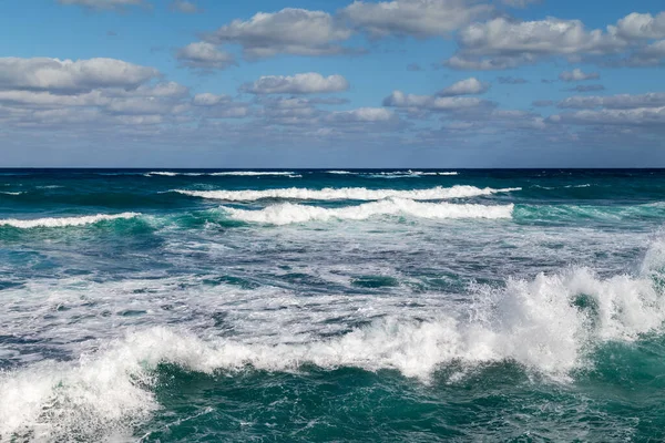 Atlantik okyanusunda güçlü dalgalar.