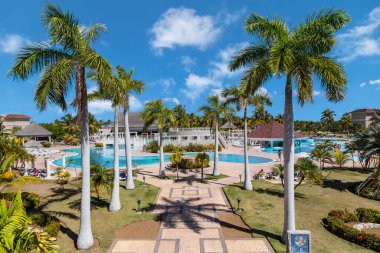 20 Şubat 2023. Iberostar Laguna Azul ünlü oteli ve Küba 'nın Varadero tatil köyü. Güzel ve lüks yüzme havuzlarının manzarası. İnsanlar dinleniyor ve tatillerinin tadını çıkarıyorlar..